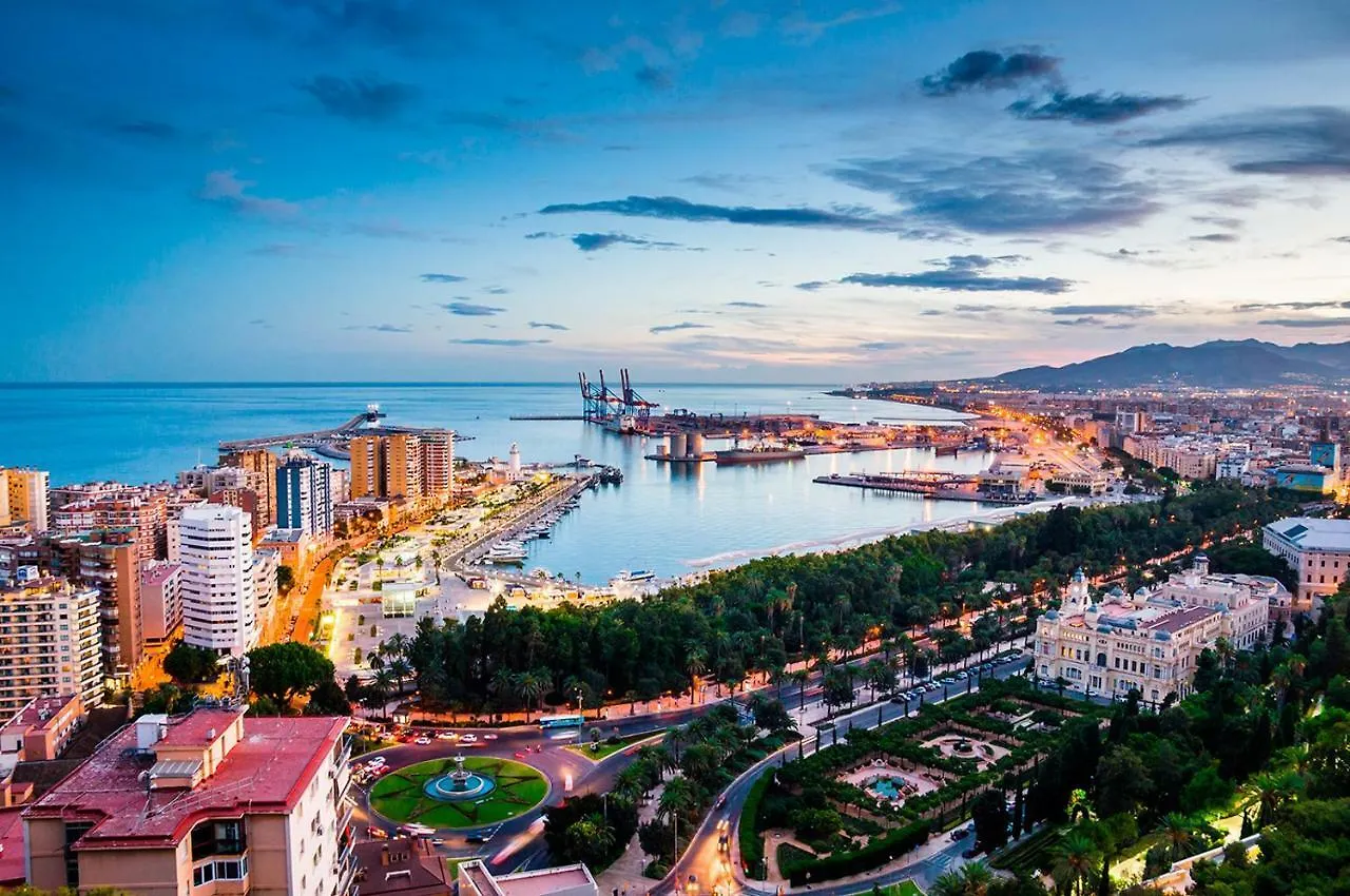 Confort en el Centro de la Ciudad Apartamento con patio privado Parking opcional Málaga